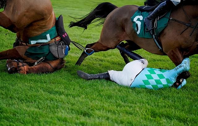 科比跟腱断裂赛马骑师从马背上摔下，被一匹马踢到脸部，随即被送往医院图