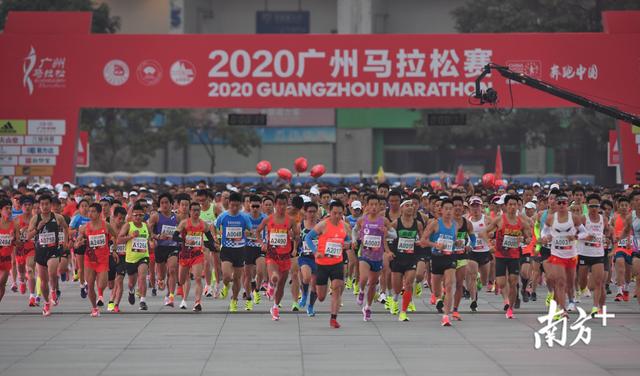 解放者杯直播高清靓图！2020广州马拉松成功举办，救护车跟着选手跑图
