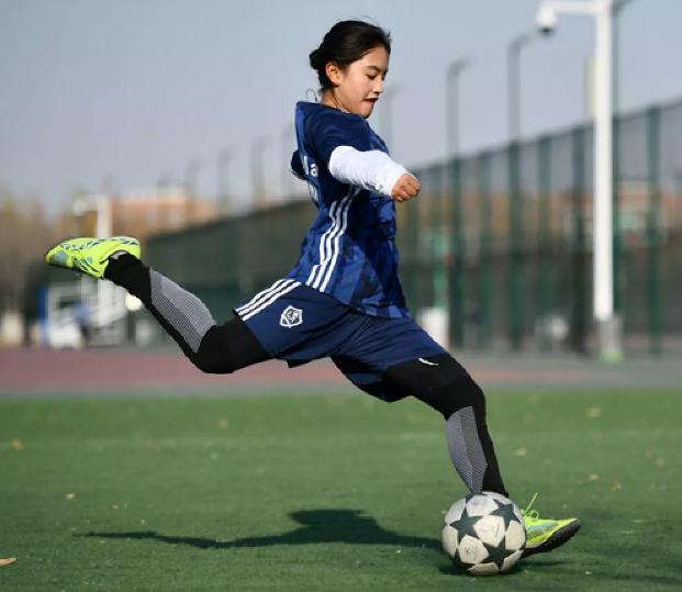 中国足球女队长率领男足出征比赛！这姑娘真的太帅了图